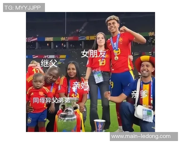 亚马尔与女友甜蜜热吻瞬间曝光眼中只映出彼此的爱意与幸福