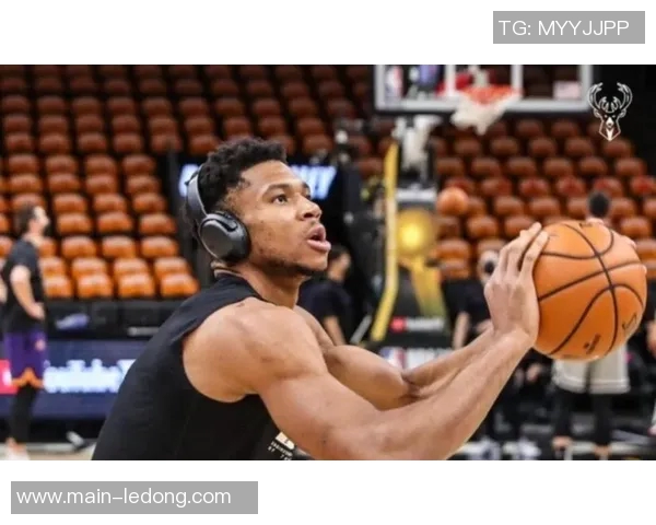 字母哥身穿43号球衣训练双臂肌肉线条惊艳全场引发热议 字母哥身穿43号球衣训练双臂肌肉线条惊艳全场引发热议