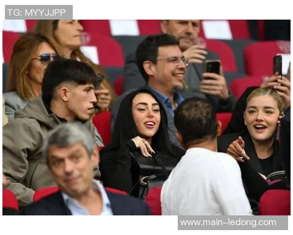 前绯闻对象扬言挑战亚马尔女友称两人难撑圣诞节 前绯闻对象扬言挑战亚马尔女友称两人难撑圣诞节