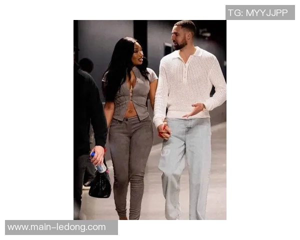 克莱分享甜蜜瞬间女友意外现身让生活更加美好与珍贵 克莱分享甜蜜瞬间女友意外现身让生活更加美好与珍贵