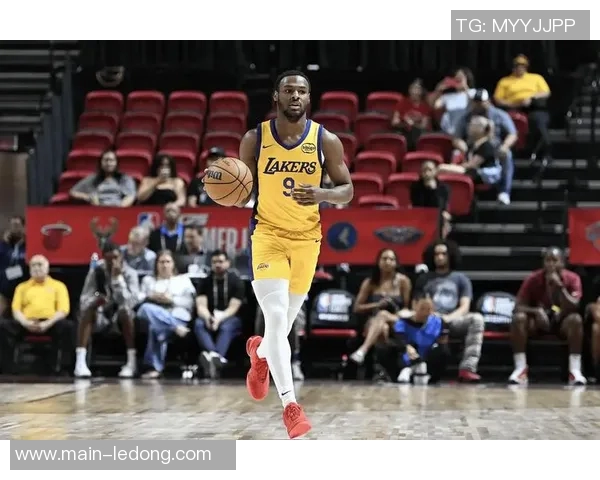 字母哥身穿老詹赠送的23号球衣入更衣室布朗尼球衣成新亮点